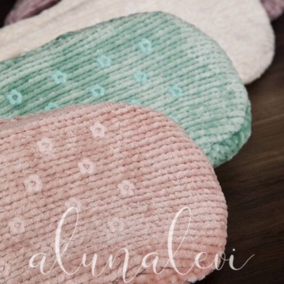 Women’s winter chenille slippers in ivory with bottom grip. NWT SIZE L/XL - Picture 4 of 5